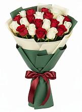 Букет Микс из красных и белых роз в Шиханах