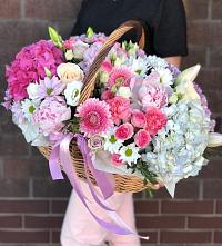 Композиция солнечный день в Шиханах Цветочная композиция из Розы, Хризантемы, Пионы и Лизиантусы в корзине в Шиханах
