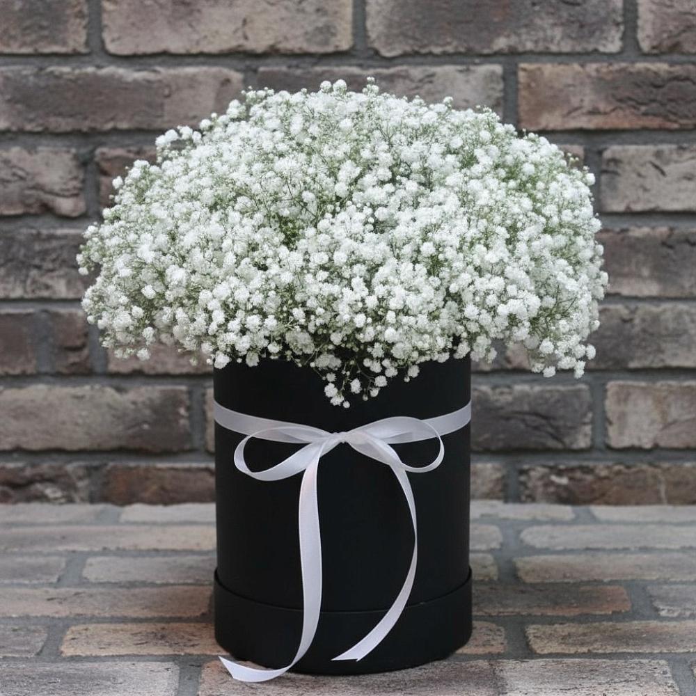 Цветочная композиция из Гипсофила в шляпной коробке в Шиханах