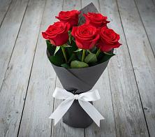 Букет 5 Красных роз Эдлесс Лав в Шиханах